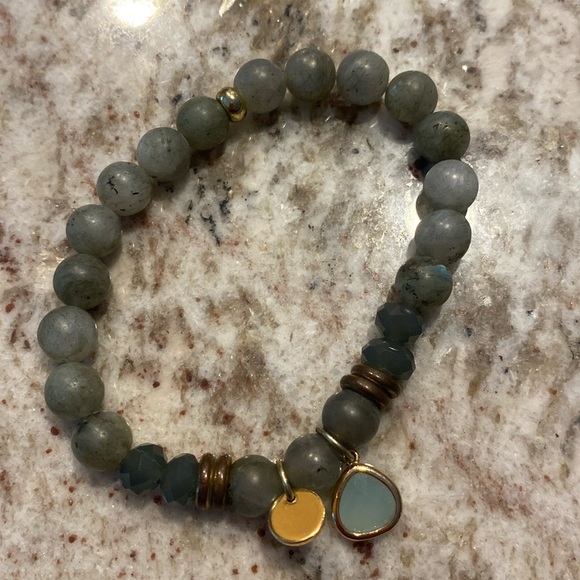 Green beaded stretch bracelet with hanging charm. - Picture 7 of 7